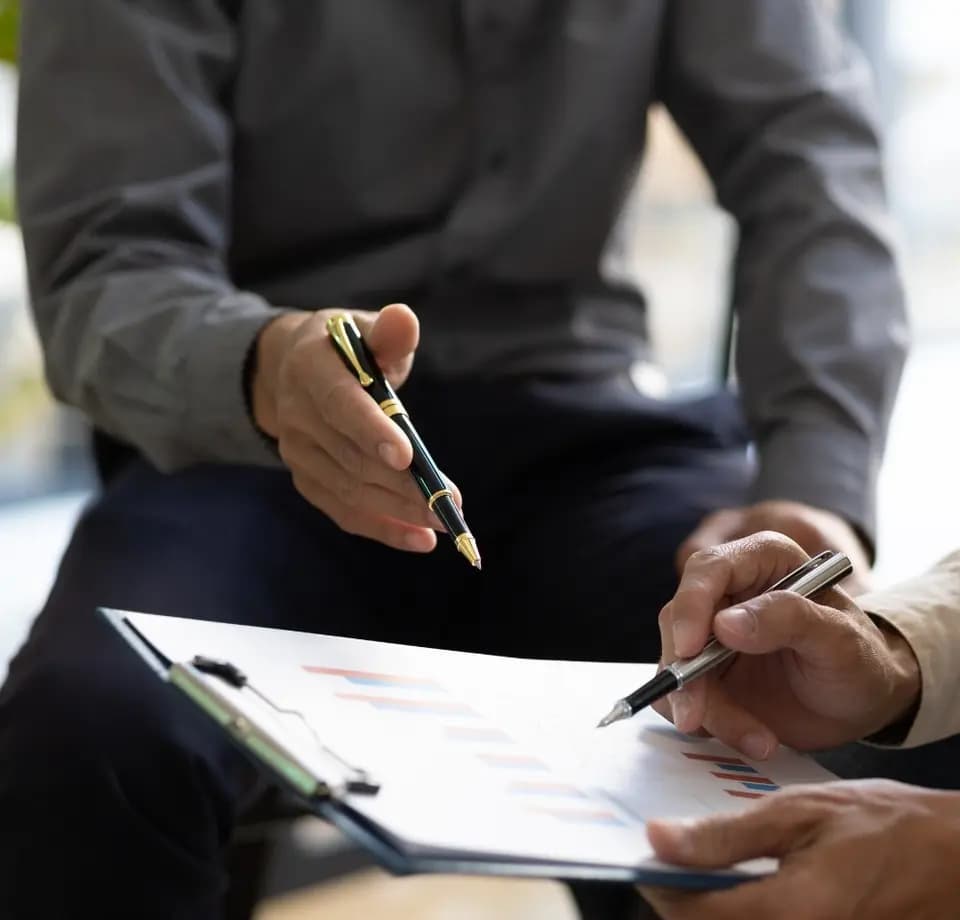 Asesor financiero de EYSH revisando indicadores con un cliente